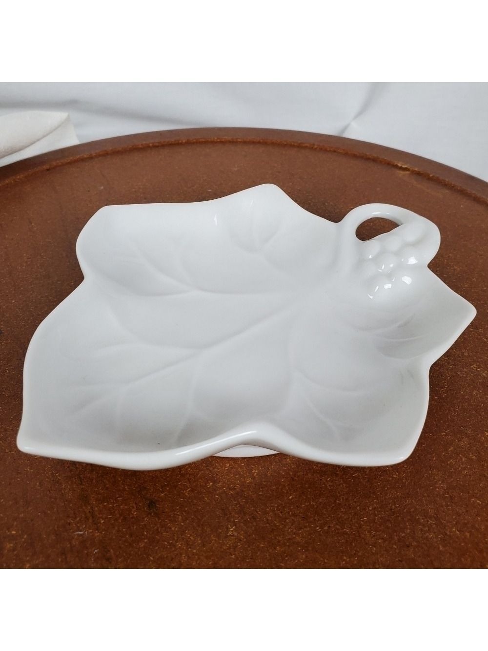 Vtg Lillian Vernon 87 white leaf trinket dish